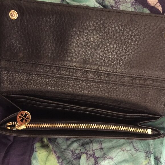 TORI BURCH Black Cobbled Leather Trifold Envelope Wallet. - Picture 3 of 5